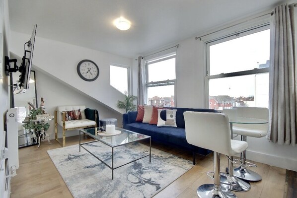 Penthouse | Living room - Top Floor Apartment in South Parade Pier (Portsmouth)