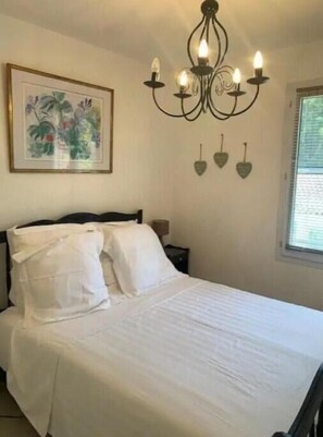 3 chambres, fer et planche à repasser, Wi-Fi, draps fournis