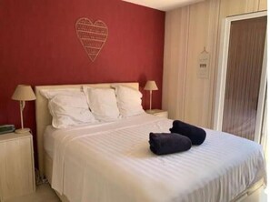 3 bedrooms, iron/ironing board, WiFi, bed sheets