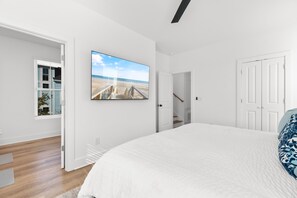 5 bedrooms, iron/ironing board, WiFi, bed sheets
