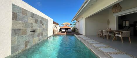 Una piscina al aire libre