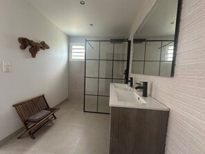 Dusche, Haartrockner, Handtücher, Toilettenpapier