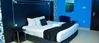 MONARCHS LUXURY PALACE HOTEL
