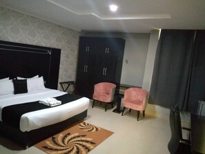 Desk, laptop workspace, free WiFi - MONARCHS LUXURY PALACE HOTEL (Ilorin)