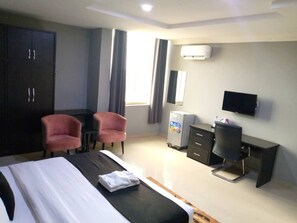 Deluxe Room | Desk, laptop workspace, free WiFi - MONARCHS LUXURY PALACE HOTEL (Ilorin)