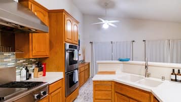 House, 4 Bedrooms | Private kitchen | Fridge, oven, coffee/tea maker, toaster