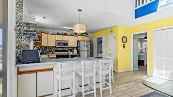 Refrigerador, horno, cafetera/tetera, tostadora