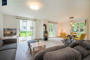 TV, fireplace, books, stereo