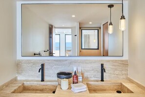 Dutxa, assecador de cabells, sabatilles i tovalloles 