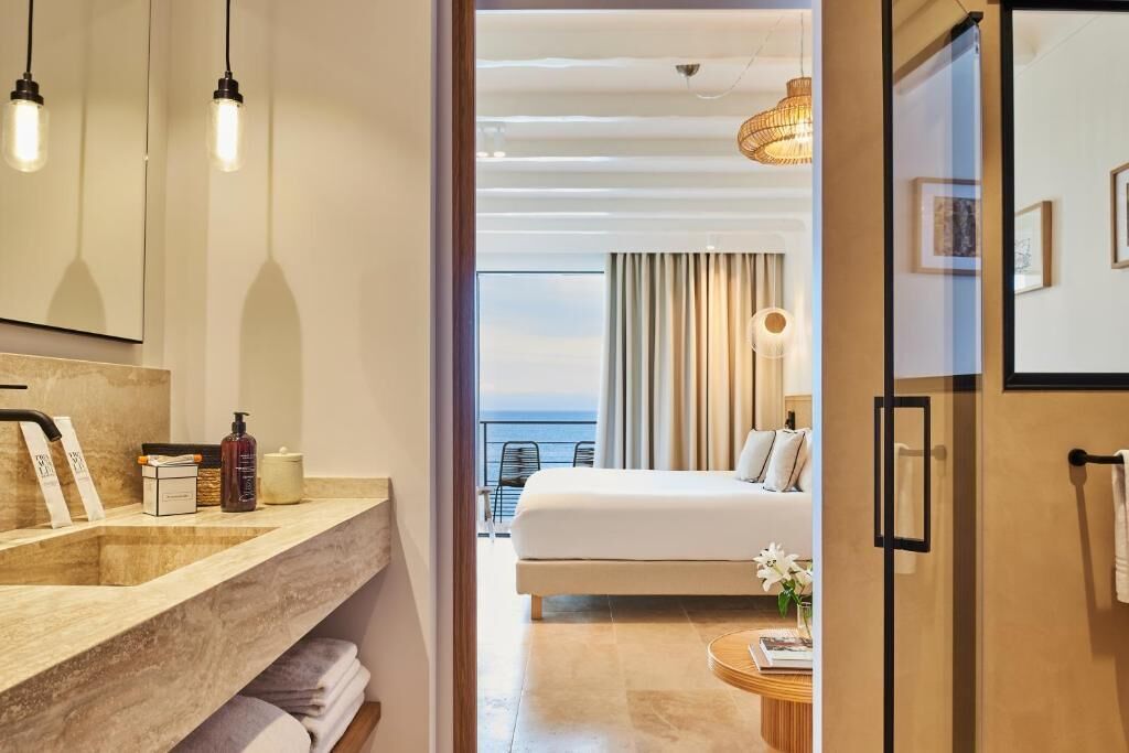 In-room safe, blackout drapes, free WiFi