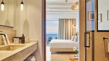 In-room safe, blackout drapes, free WiFi