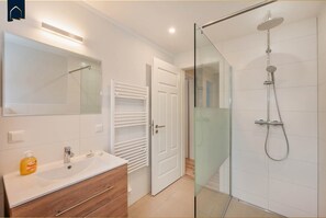 Douche, sèche-cheveux