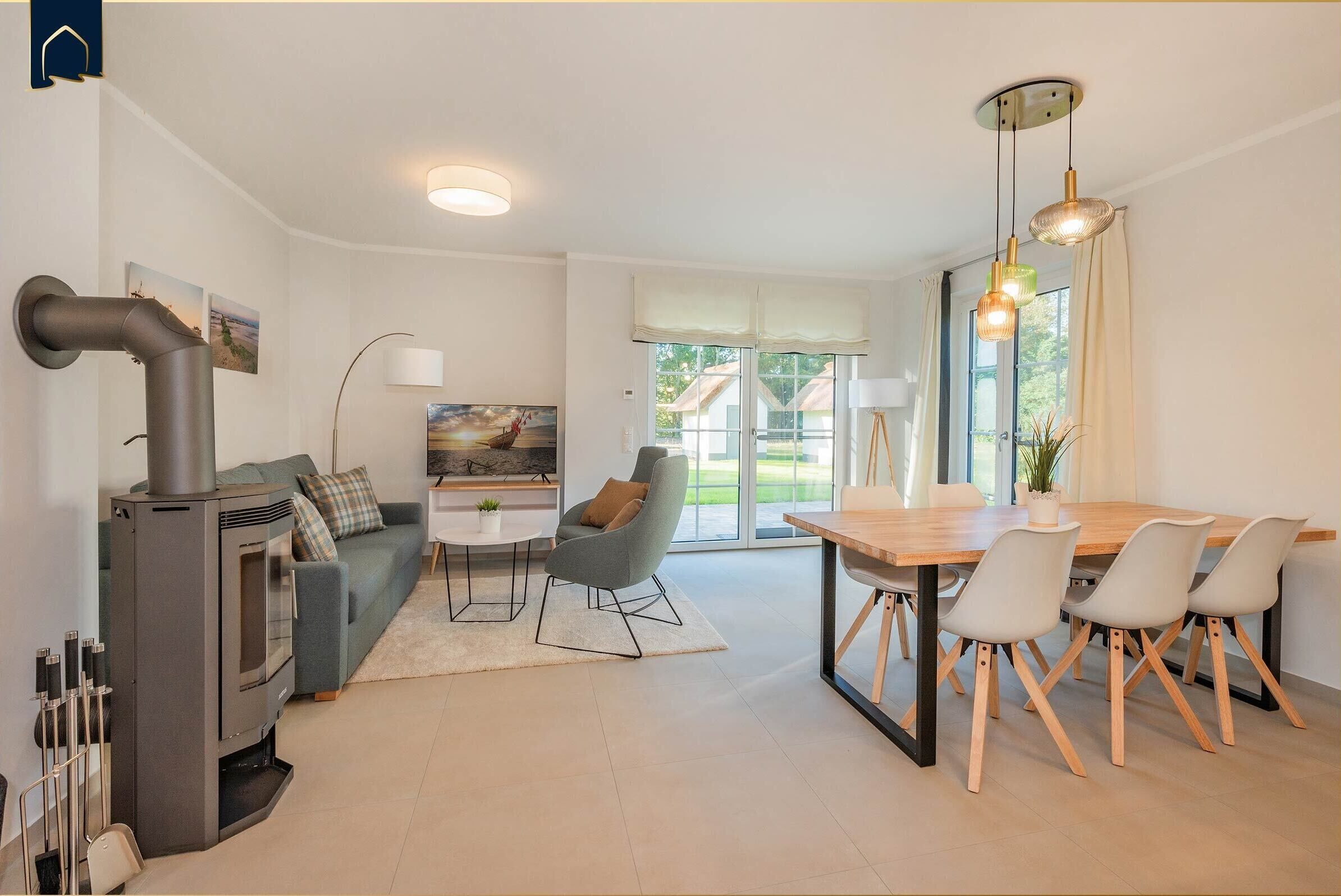 Télévision, cheminée, livres, chaîne hi-fi