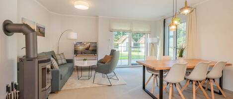 تلفزيون، مدفأة، كُتُب، ستيريو