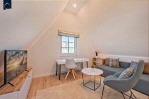 Fernseher, Kamin, Bücher, Stereoanlage