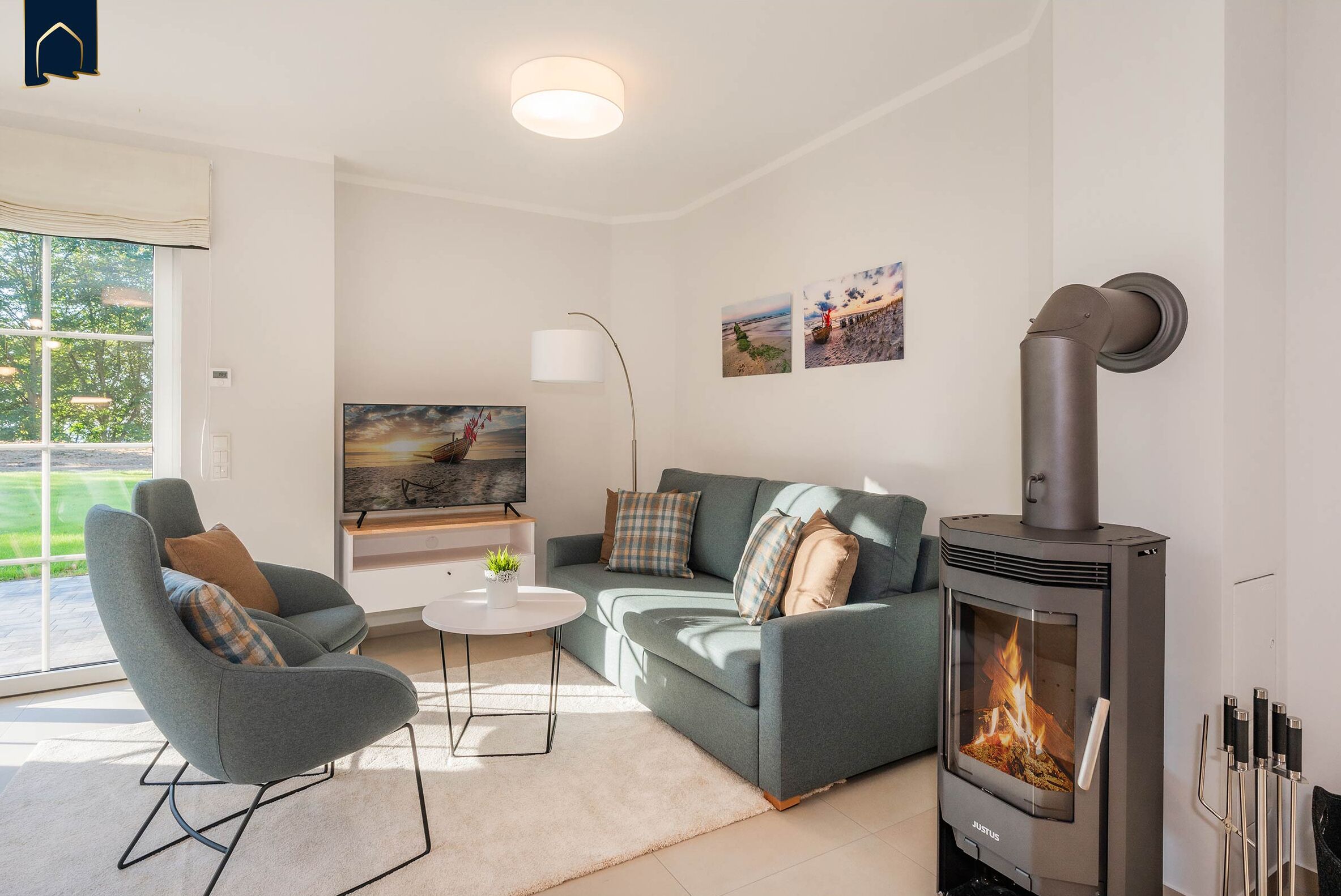 Fernseher, Kamin, Bücher, Stereoanlage