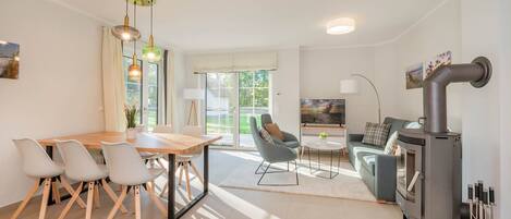 Televisie, een open haard, boeken en een stereo