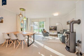 Fernseher, Kamin, Bücher, Stereoanlage