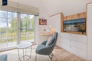 Fernseher, Kamin, Tischtennisplatte, Bücher