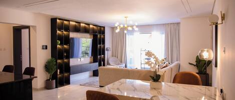 Apartment, Balcony, City View | In-room dining