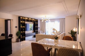 Apartment, Balcony, City View | In-room dining