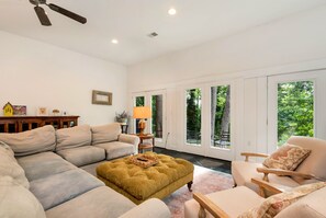 Una Smart TV, una chimenea, una mesa de tenis de mesa, libros