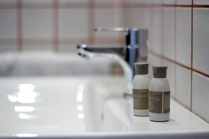 Dusche, Haartrockner, Handtücher, Toilettenpapier