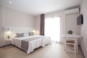 In-room safe, blackout drapes, soundproofing, iron/ironing board - Apartamentos Ribera (Benidorm)