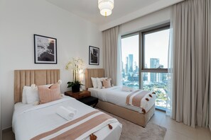 Apartemen Deluks, 2 kamar tidur, pemandangan kota | Brankas, meja kerja, ruang kerja ramah laptop, dan setrika/meja setrika