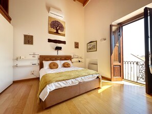 2 bedrooms, desk, travel cot, WiFi