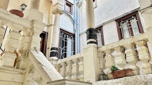An interior with arched ceilings, columns, and a staircase. - Dimora Riccardi San Nicola (Bari)