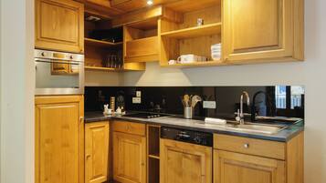 Lemari es, microwave, kompor, dan mesin pencuci piring