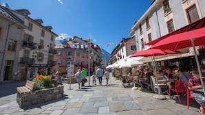 A cobblestone street with outdoor seating, cafes, and shops. - Vallorcine Loriaz 41 ski in / ski out (Vallorcine)