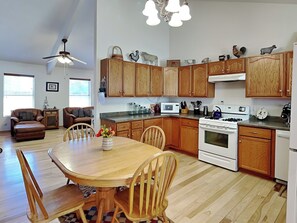 Fridge, microwave, oven, stovetop - East Mountain View | Incredible Views & Location (Ruidoso)