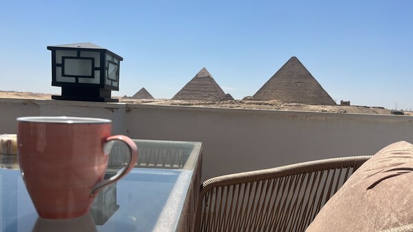 Exterior - pyramids window (Giza)