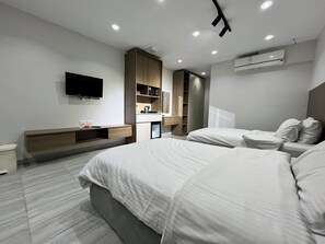 Suite Confort, balcón, vista a la montaña | Escritorio, wifi gratis y ropa de cama