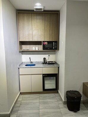 Mini-fridge, microwave, electric kettle, cookware/dishes/utensils - pyramids window (Giza)