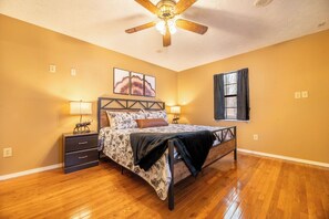 3 bedrooms, desk, free WiFi, bed sheets - *Relaxing 3BD Cabin! FirePit + HOT TUB + Games!* (Sevierville)