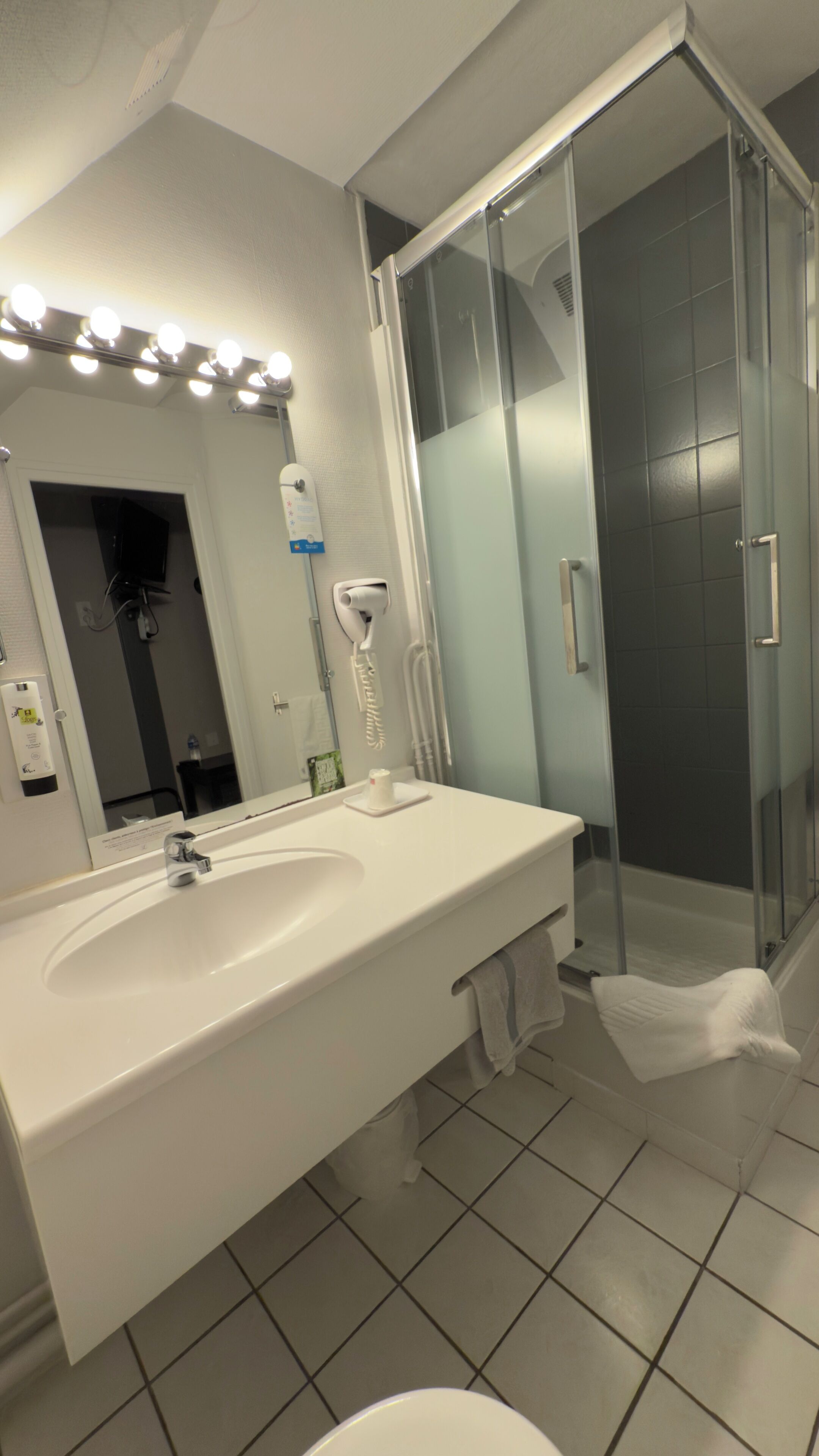 Quarto solteiro conforto | Banheiro | Secador de cabelo, toalhas de banho, sabonete, shampoo