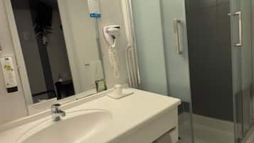Quarto solteiro conforto | Banheiro | Secador de cabelo, toalhas de banho, sabonete, shampoo