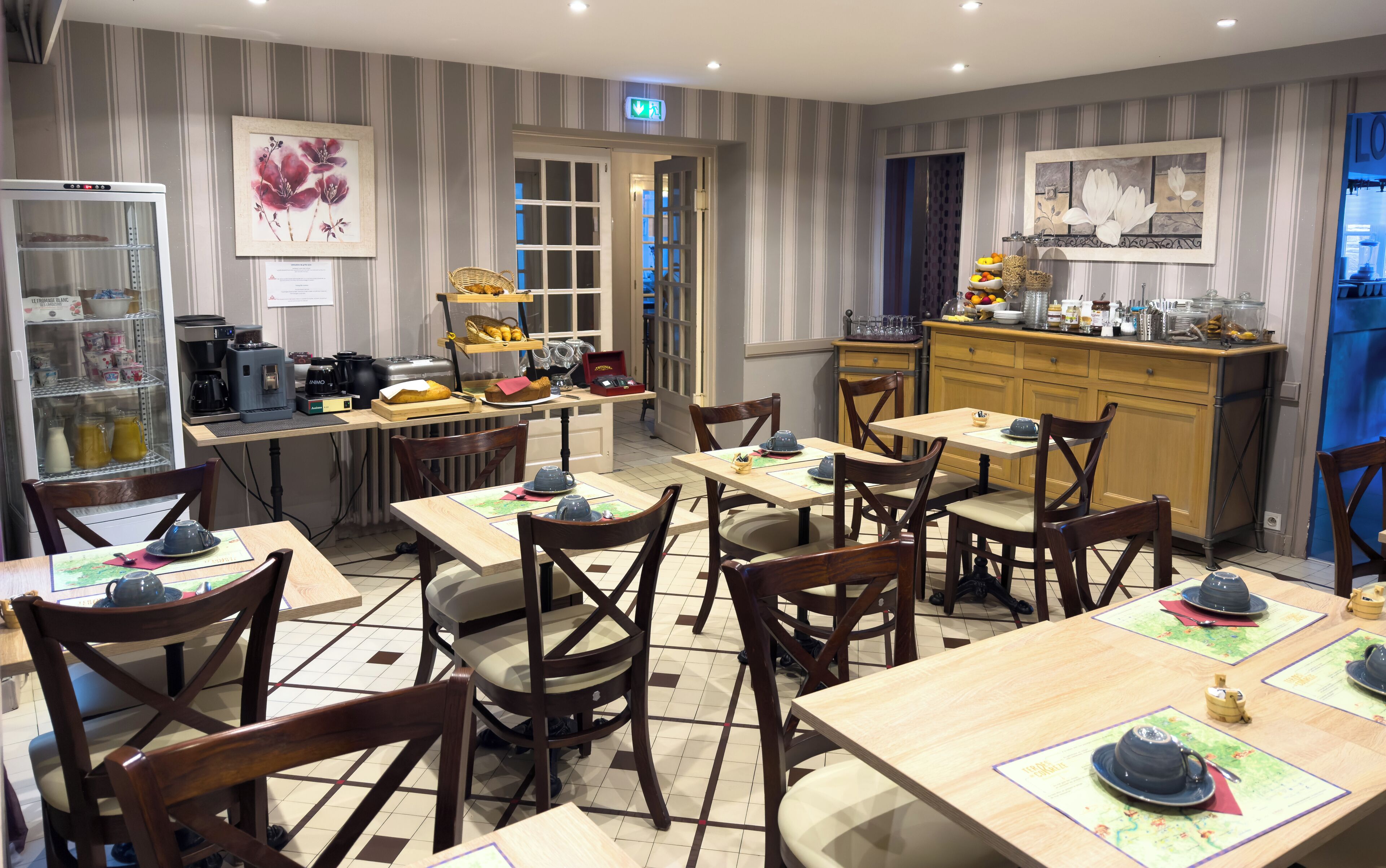 Bữa sáng buffet hàng ngày (13.90 EUR/mỗi người) 