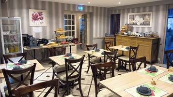 Dagelijks ontbijtbuffet (EUR 13.90 per persoon)