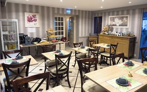 Colazione a buffet, servita tutte le mattine (13.90 EUR a persona)