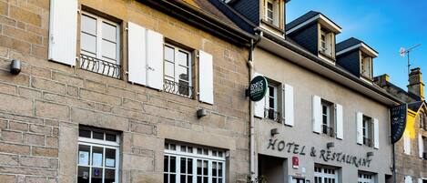 Vista frontal de la propiedad