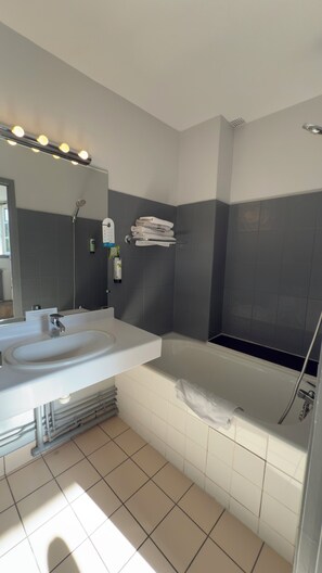 Hair dryer, towels, soap, shampoo - Logis hôtel des voyageurs (Tarnac)