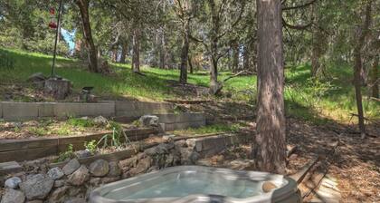 The Lazy Bear Cabin - Warm & Woodsy w/Hot Tub