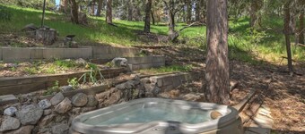 The Lazy Bear Cabin - Warm & Woodsy w/Hot Tub