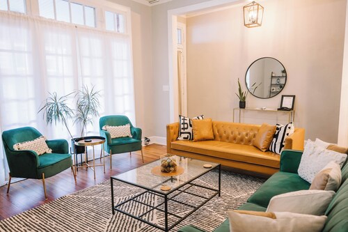 Insta-worthy 2Bd/1Ba Apt Steps from Downtown!