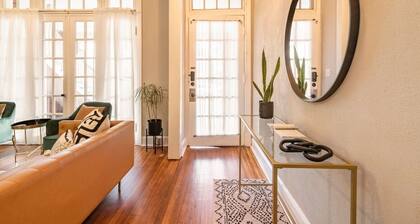 Insta-worthy 2Bd/1Ba Apt | Minutes from Downtown!