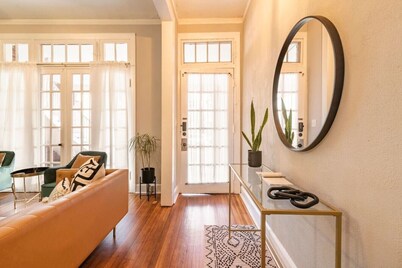Insta-worthy 2Bd/1Ba Apt | Minutes from Downtown!